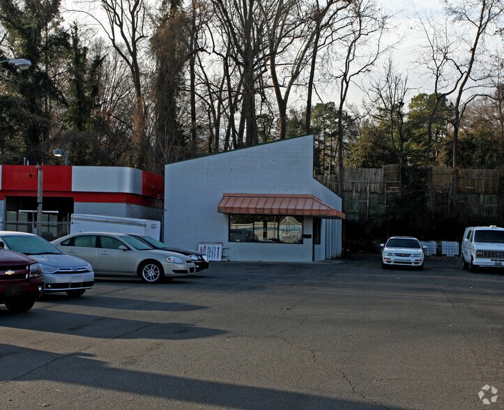 Primary Photo Of 3112 E Independence Blvd, Charlotte Auto Dealership For Lease