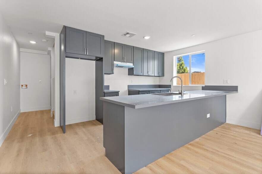 More Photos Of 707 W 80th St, Los Angeles Apartments For Sale