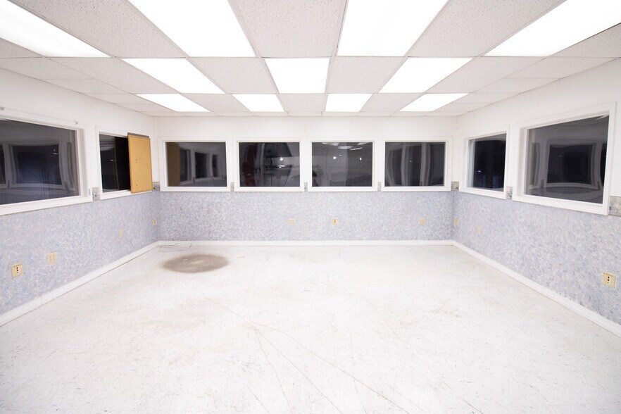 More Photos Of 946 S State Road 32, Union City Manufacturing For Lease