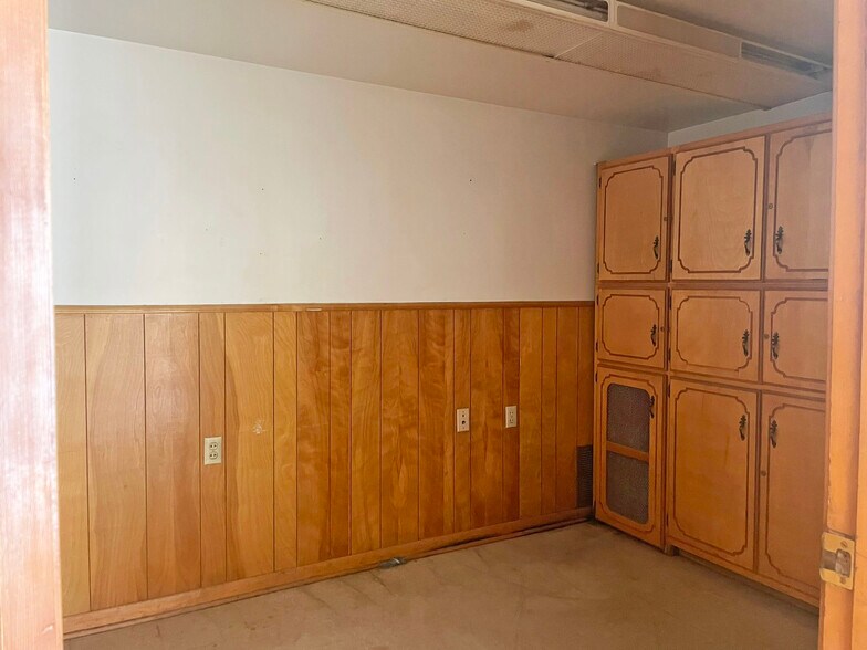 More Photos Of 504 SW 2nd St, Dimmitt Warehouse For Sale