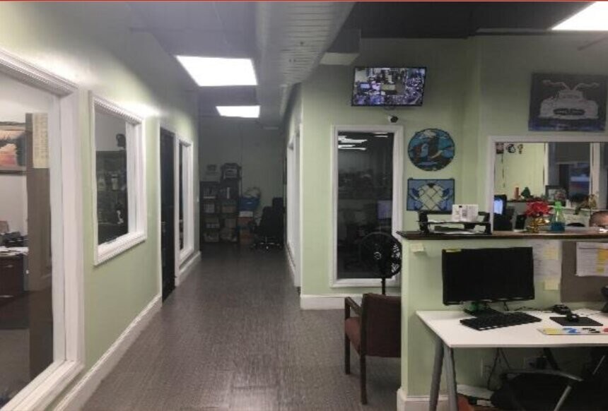 More Photos Of 110 Jericho Tpke, New Hyde Park Showroom For Lease