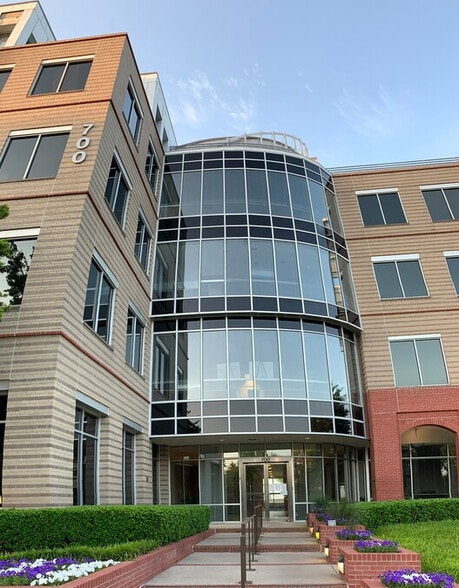 More Photos Of 700 Highlander Blvd, Arlington Office For Lease