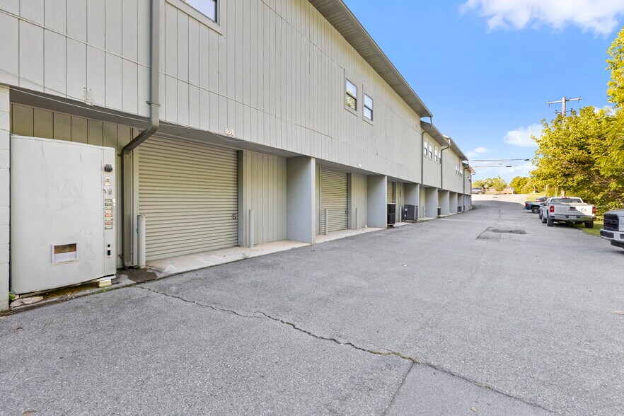 More Photos Of 926 W Oakland Ave, Johnson City Office For Lease