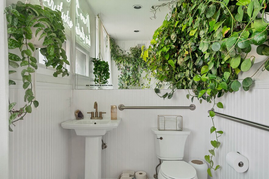 More Photos Of 1001 W 34th St, Austin Freestanding For Lease