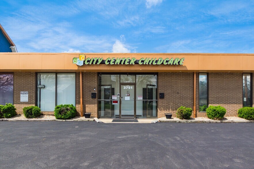 More Photos Of 3719 Broadway, Grove City Flex For Lease