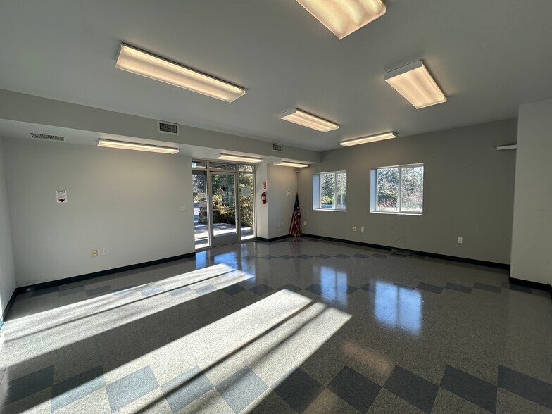 More Photos Of 4015 S Old Stage Rd, Mount Shasta Distribution For Lease