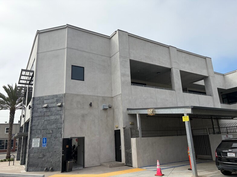 More Photos Of 401 Main St, Huntington Beach Storefront Retail Office For Lease