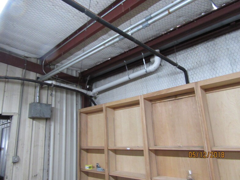 More Photos Of 205 NE Loop 230, Smithville Warehouse For Lease