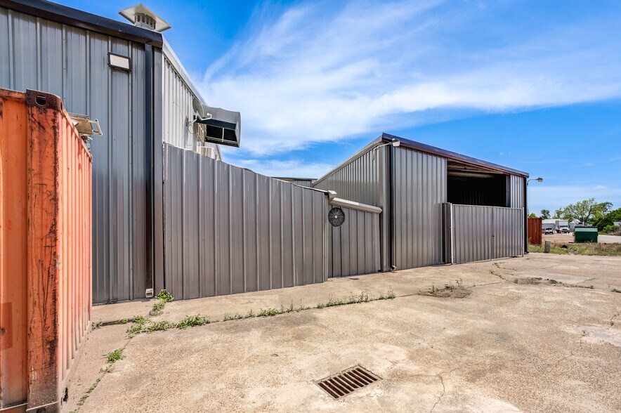 More Photos Of 10215 Papalote St, Houston Showroom For Sale