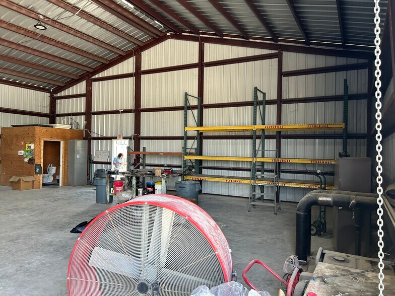 More Photos Of 1440 Spindletop Rd, Beaumont Office For Lease