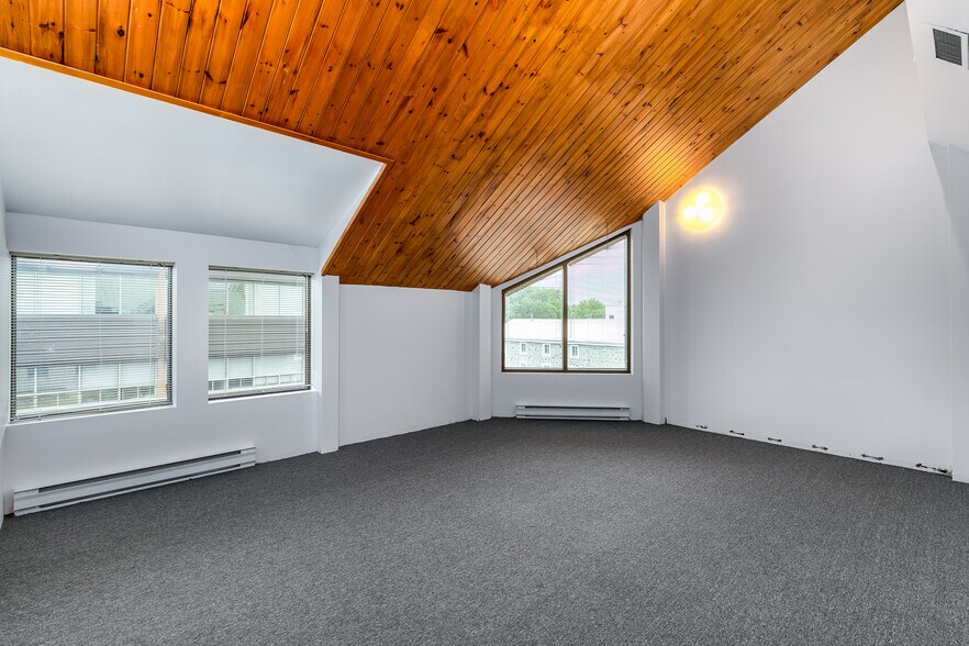 More Photos Of 50 Rue Saint-Charles O, Longueuil Medical For Lease