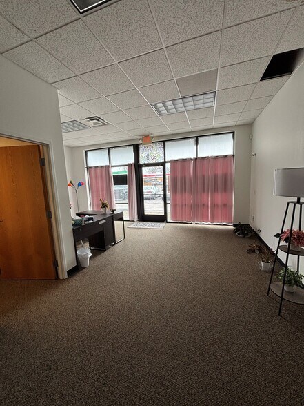 More Photos Of 531 N Grand St, Schoolcraft Storefront For Lease