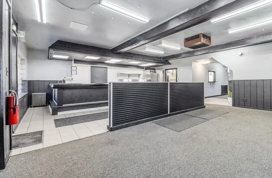 More Photos Of 825 5th Ave, East McKeesport Bar For Lease