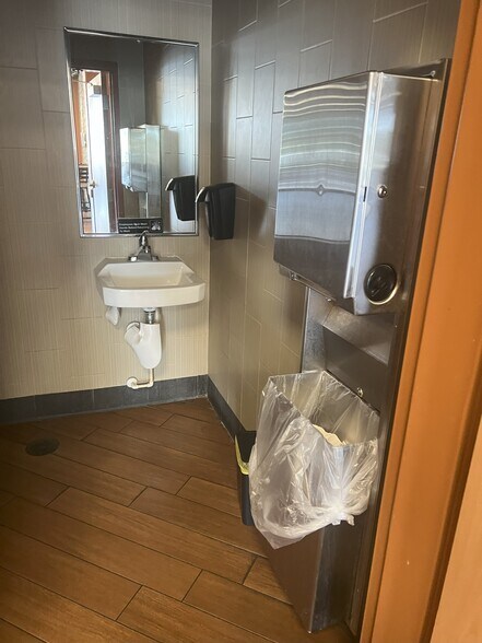 More Photos Of 13401 Blue Heron Beach Dr, Orlando Freestanding For Lease