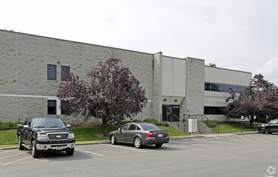 Primary Photo Of 3 S Corporate Dr, Riverdale Warehouse For Lease