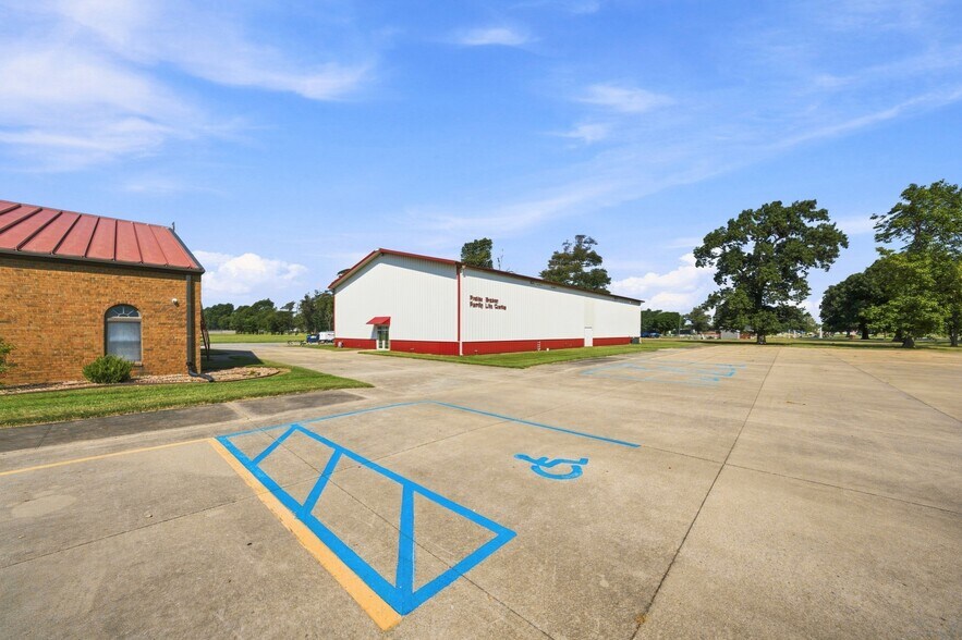 More Photos Of 951 S Kingshighway St, Sikeston Office For Sale