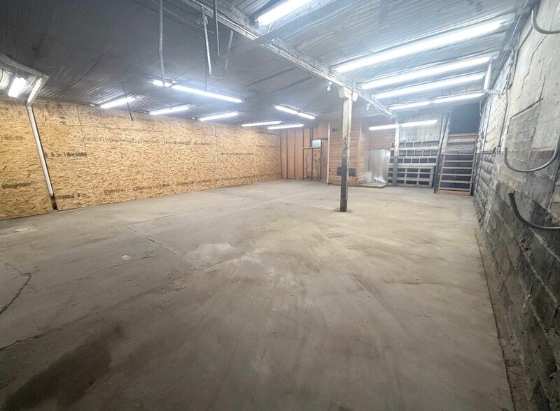 More Photos Of 217 E 8th St, Cozad Flex For Sale