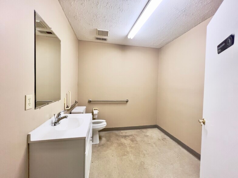 More Photos Of 735 S Broad St, Mooresville Office Residential For Lease