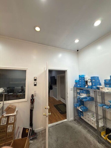 More Photos Of 250 E Cleveland Ave, Norwood Light Distribution For Lease