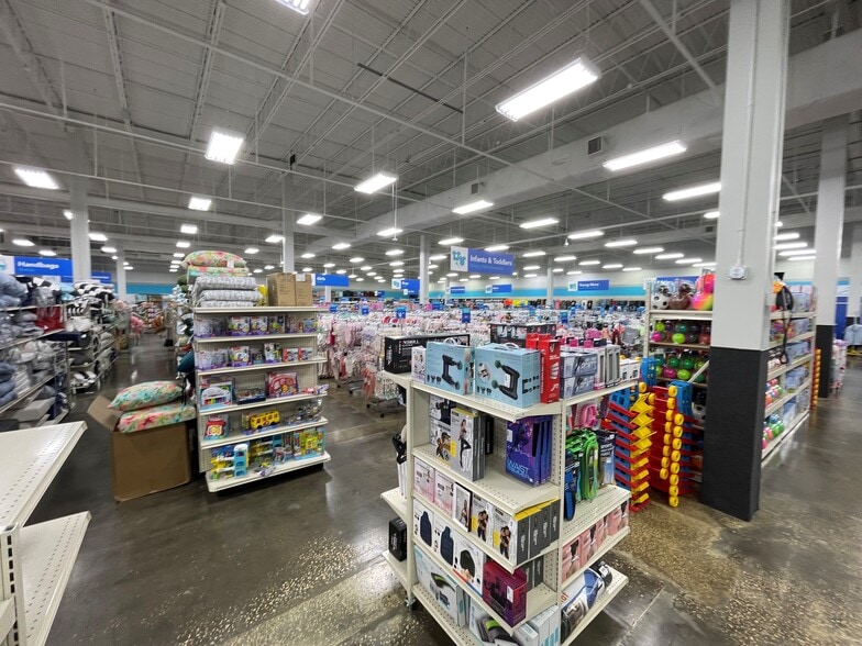 More Photos Of 4665-4749 66th St N, Saint Petersburg Unknown For Lease