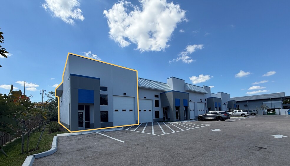 Primary Photo Of 3920 Tollhouse Dr, Naples Showroom For Lease