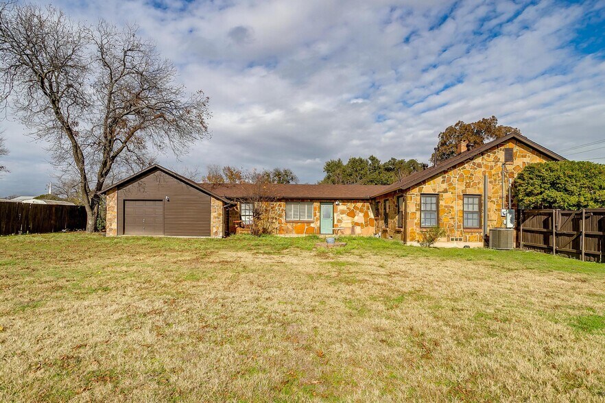 More Photos Of 113 N Tarrant St, Crowley Office For Sale