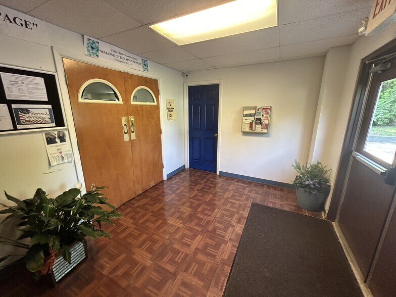 More Photos Of 10456 Pippin Rd, Cincinnati Office For Sale