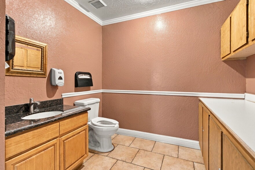 More Photos Of 403 W 11th St, Tracy Office For Sale