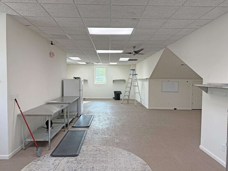 More Photos Of 230 N Gratz St, Midway Storefront Retail Office For Sale