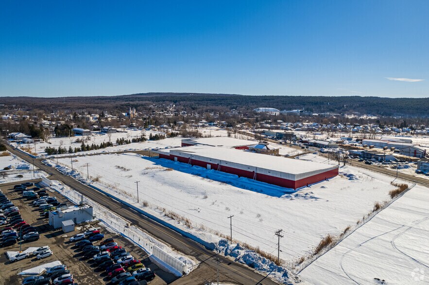 More Photos Of 35 Rue Saint-Jean-Baptiste O, Rigaud Manufacturing For Lease