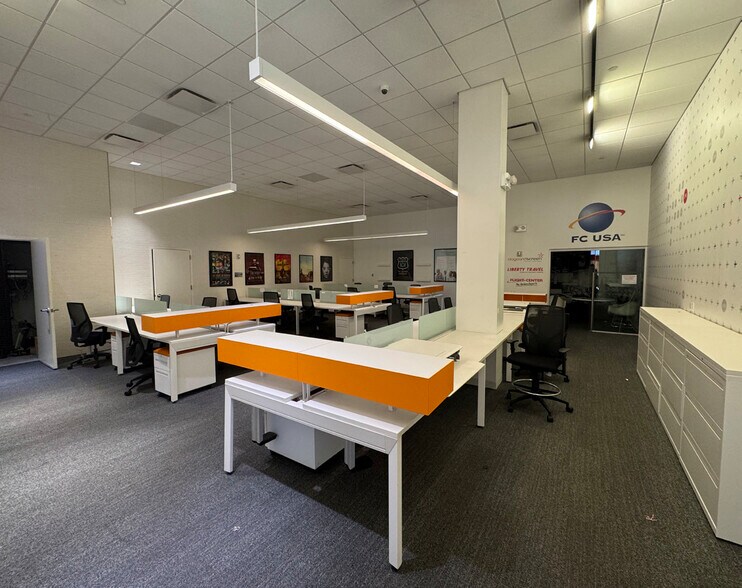 More Photos Of 25 W 14th St, New York Storefront For Lease