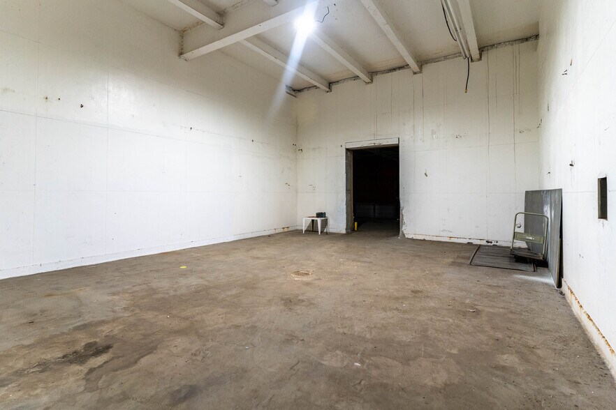 More Photos Of 1400 E 2nd St, Kansas City Manufacturing For Lease