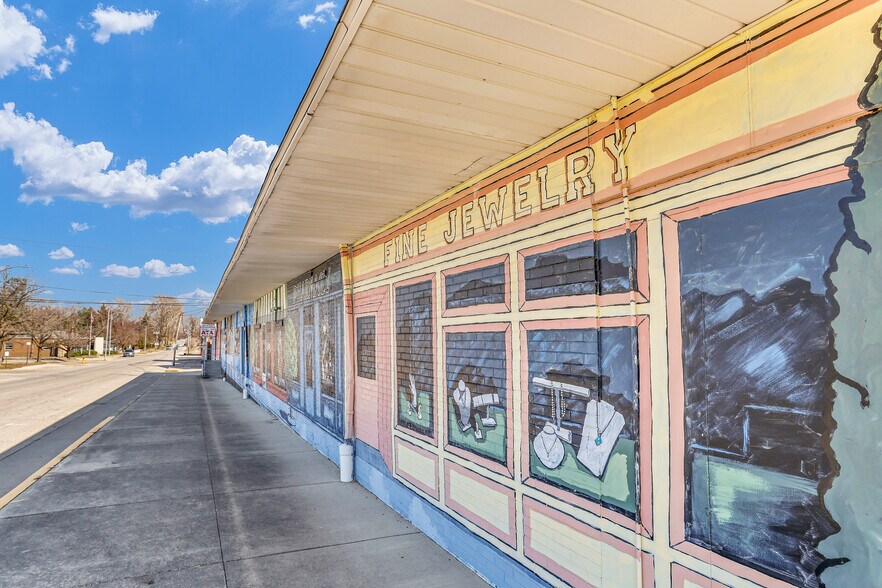 More Photos Of 130 N Main St, Paris Restaurant For Sale