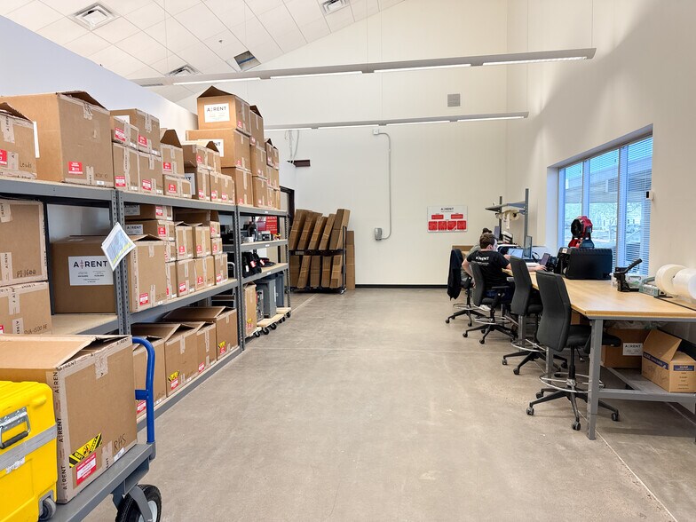 More Photos Of 600 S 1st St, Rogers Warehouse For Lease