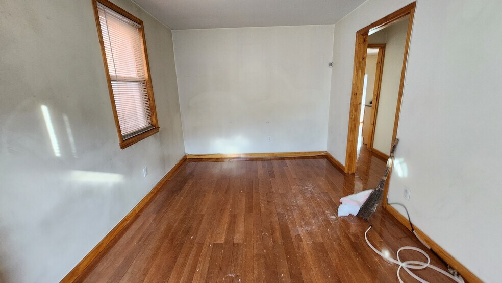 More Photos Of 11614 Myrtle Ave, Richmond Hill Medical For Sale