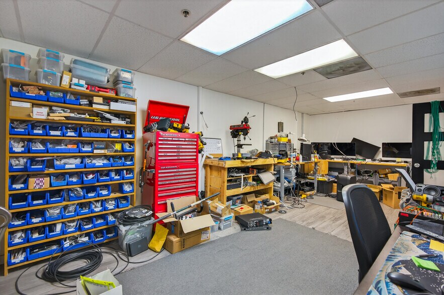 More Photos Of 435-437 N Varney St, Burbank Warehouse For Lease