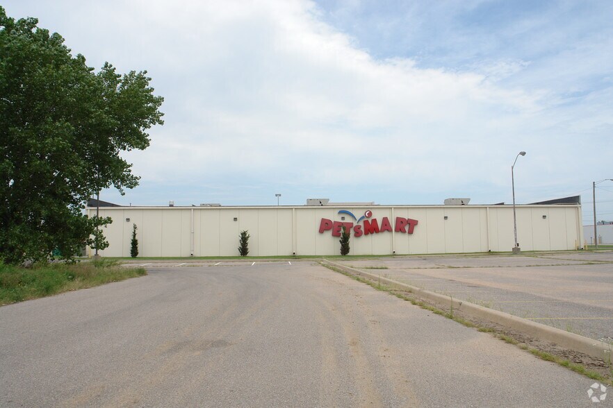 More Photos Of 533 S Tracy St, Wichita Freestanding For Sale