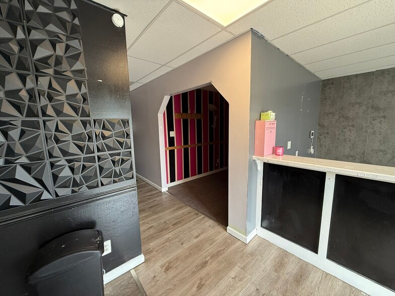 More Photos Of 2230 Pine Ave, Niagara Falls Office For Lease