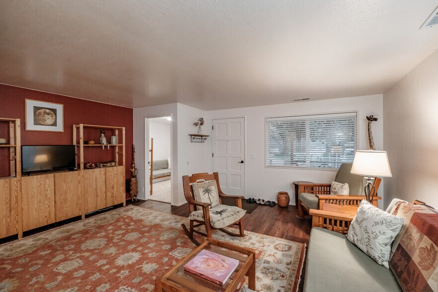 More Photos Of 909 Curry Rd, Roseburg Specialty For Sale