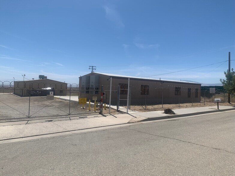 More Photos Of 330 Industrial Way, Taft Warehouse For Lease