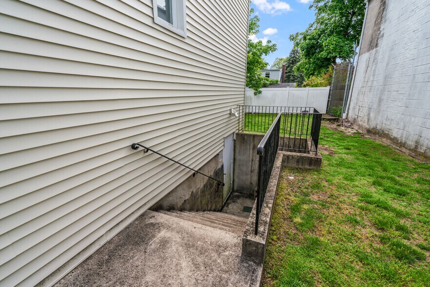 More Photos Of 312 Larkfield Rd, East Northport Office For Sale