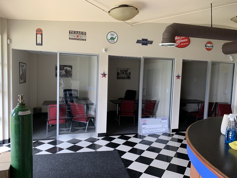 More Photos Of 997 S Riverside Dr, Clarksville Freestanding For Lease