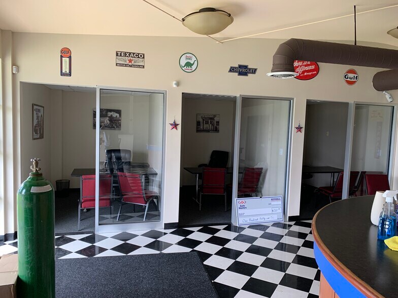 More Photos Of 997 S Riverside Dr, Clarksville General Retail For Sale