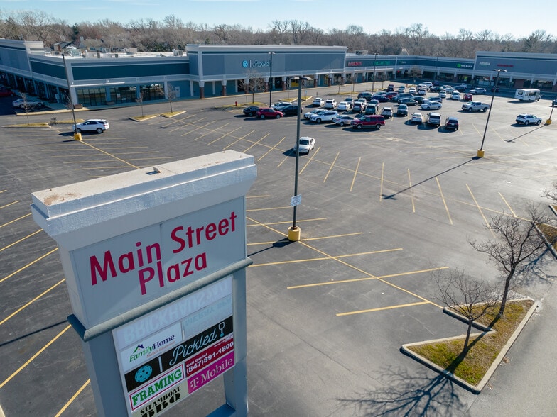 More Photos Of 204-324 E Geneva Rd, Wheaton Unknown For Lease