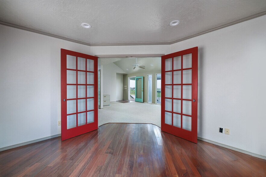 More Photos Of 3120 Hwy 87, Crystal Beach Office Residential For Sale