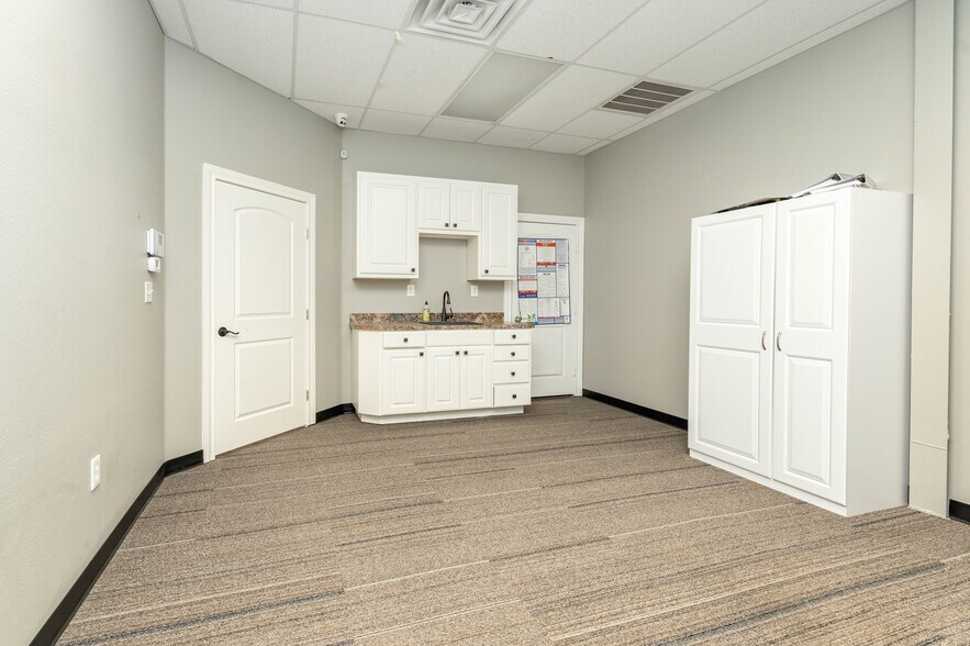 More Photos Of 5820 66th St, Lubbock Storefront Retail Office For Sale