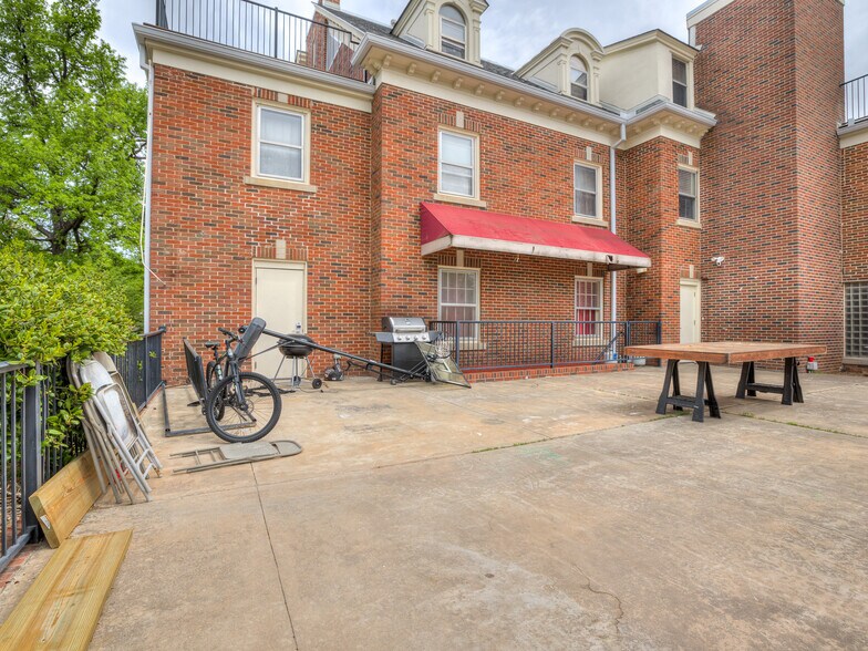 More Photos Of 702 S Lahoma Ave, Norman Dormitory For Sale