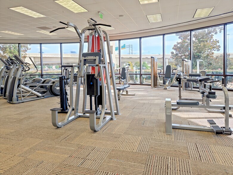 More Photos Of 2950 N Loop Fwy W, Houston Coworking Space