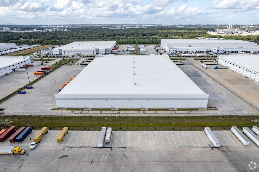 More Photos Of 10565 Red Bluff Rd, Pasadena Distribution For Lease