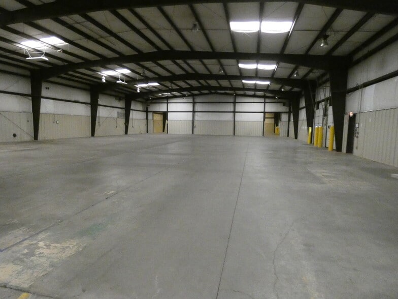 More Photos Of 1920 Flintstone Dr, Statesville Warehouse For Lease